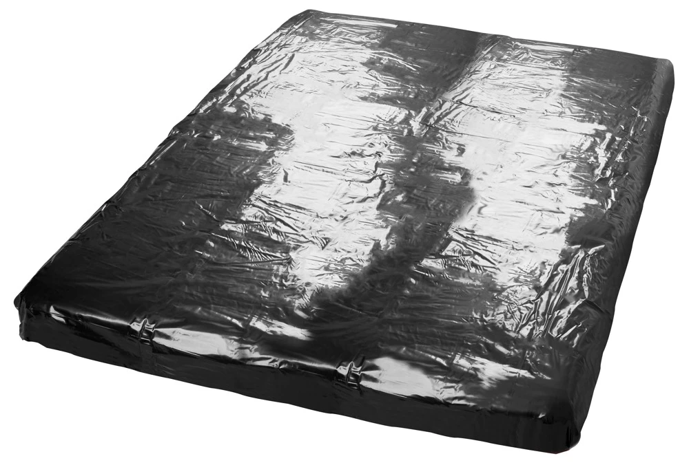 Dieses schwarze Lack-Spannbettlaken verwandelt das Bett in eine schön glänzende schwarze Lust-Wiese, die sich besonders gut reinigen lässt.