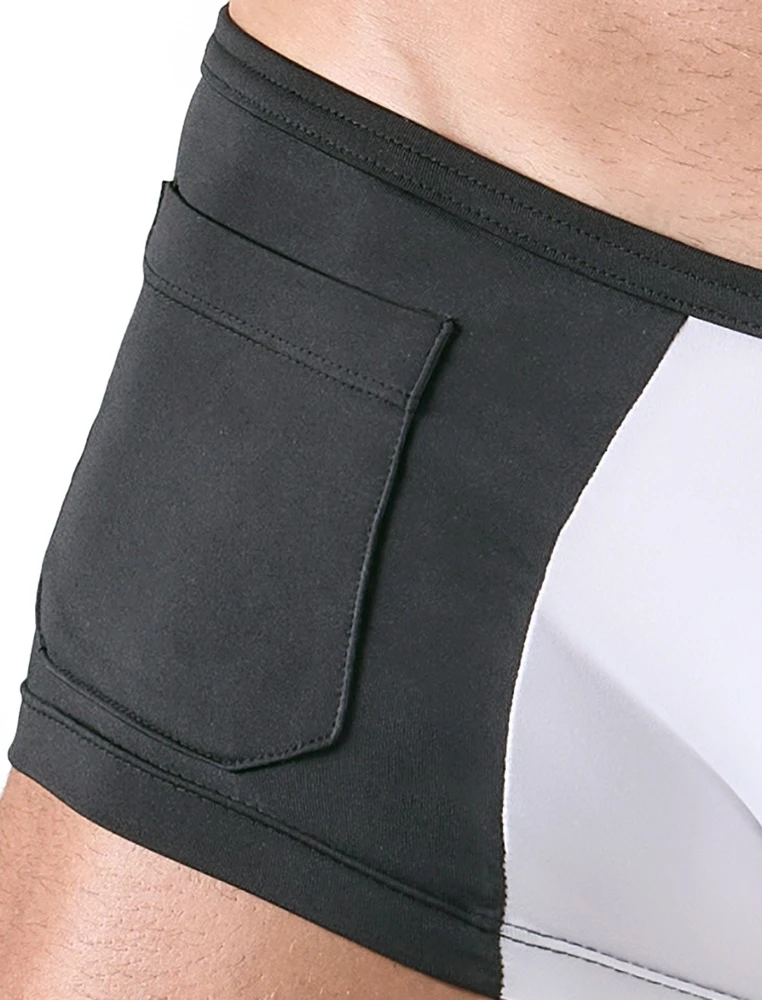 Svenjoyment Pants im sexy Service-Look: Schwarz-weiß mit Zierknöpfen, Tasche und abnehmbarer Karabinerkette Svenjoyment Pants im sexy Service-Look: Schwarz-weiß mit Zierknöpfen, Tasche und abnehmbarer Karabinerkette
