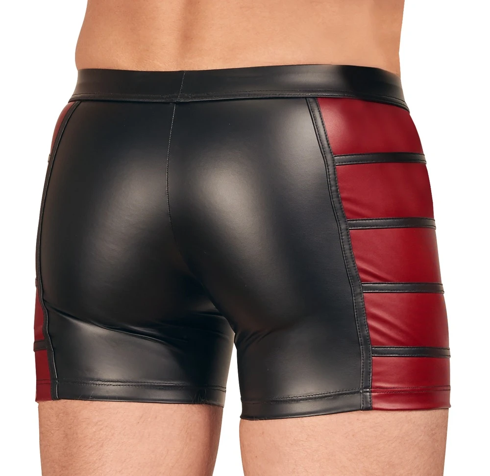 Schwarze Pants von NEK im trendigen Mattlook mit roten Einsätzen jeweils seitlich. Vorne mit unterlegtem Reißverschluss.