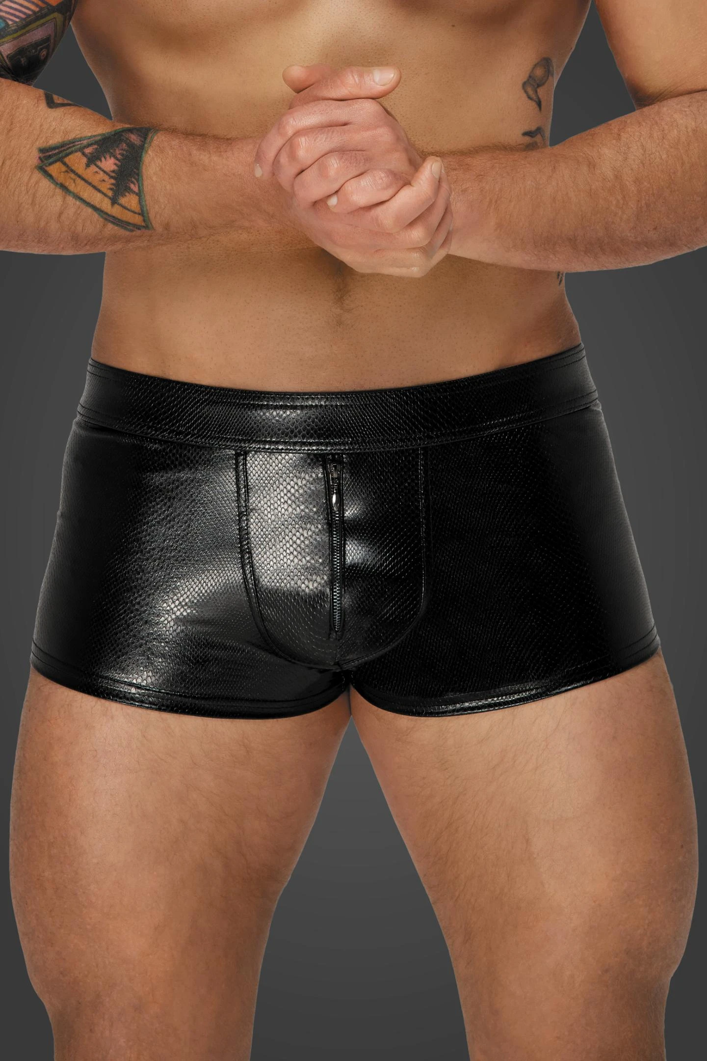 Herren Shorts H069 mit Wetlook-Effekt und glattem Reißverschluss von Noir Men