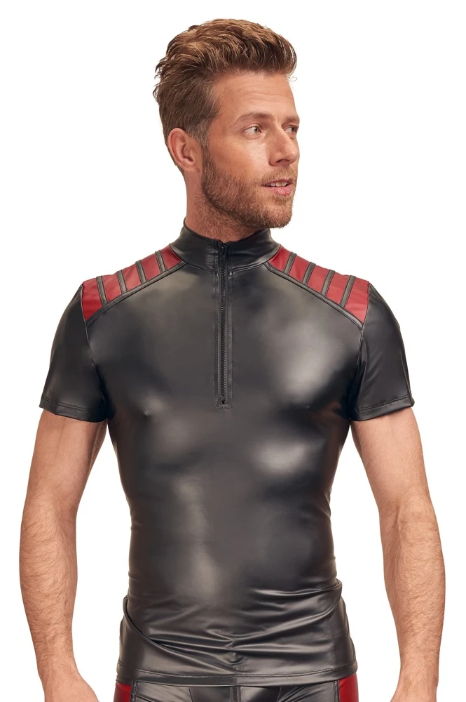 Schwarzes Shirt von NEK im trendigen Mattlook mit roten Streifen-Einsätzen auf der Schulterpartie.