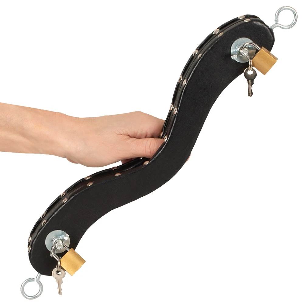 Le Humbler, Humbler Hodenpranger mit Lederbezug, 2 Schlössern, Schlüsseln und seitlichen Fesselringen für intensive BDSM Spiele – ZADO