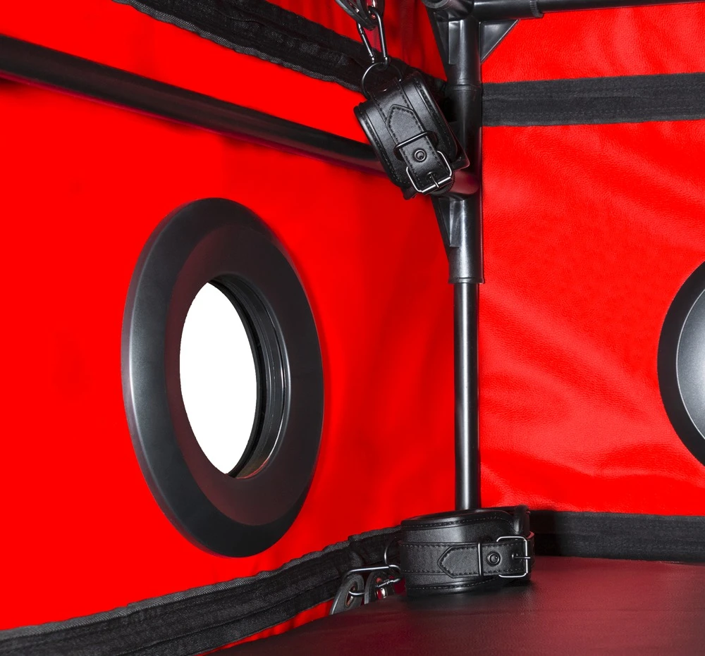 La Niche - Black&Red, Für Rollenspiele gebaut: Geschlossene BDSM-Kabine mit Fesseln, 3 Öffnungen, Halsmanschette und LED-Licht – einfach aufbauen!
