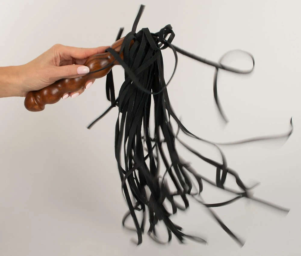 Hochwertiger robuster Leder Flogger Wood von ZADO mit massivem Holzgriff und weichen Lederriemen.