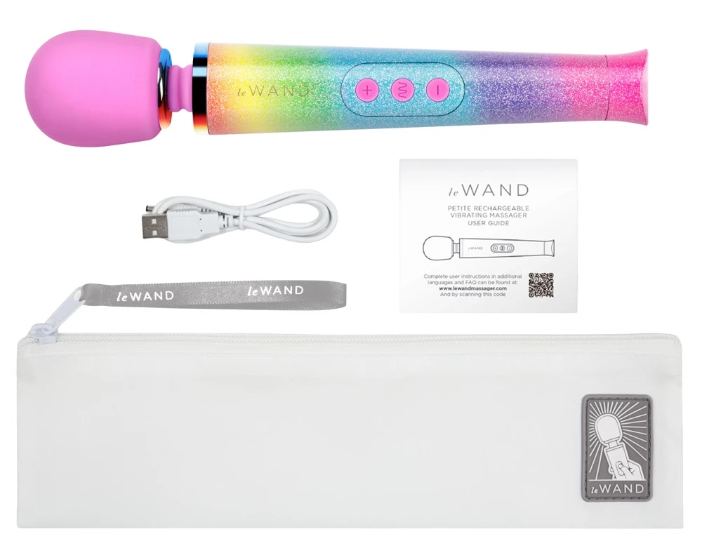 le Wand Petite All That Glimme, Petite Rechargeable Vibrating Massager All That Glimmers von le WAND als luxuriöser, wiederaufladbarer Massagestab im kompakten WAND-Design mit glitzernder Rainbow-Optik und vielseitigen Vibrationsstufen