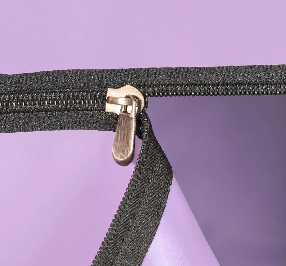 La Niche - Purple, Geschlossene BDSM-Kabine mit Fesseln, Öffnungen & Halsmanschette – La Niche für dunkle Spiele & geheime Fantasien