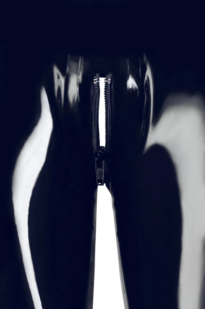 Latex Leggings mit 3-Wege-Reißverschluss in glänzenden schwarz. Latex Leggings mit 3-Wege-Reißverschluss in glänzenden schwarz.