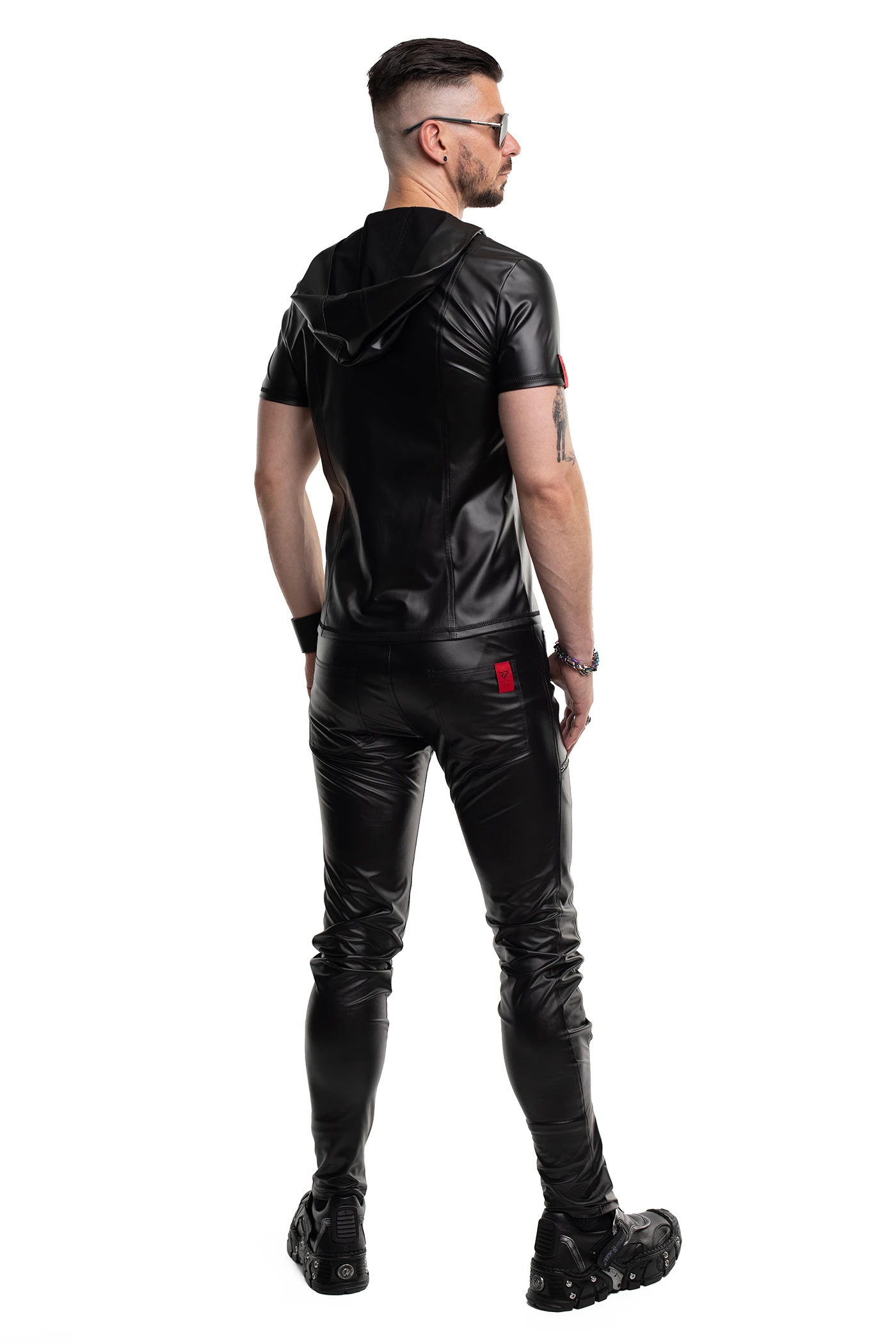 Herren Kapuzen T-Shirt RMEttore001 in mattem Kunstleder von Regnes Fetish Planet – körpernahe Slim-Fit Form mit markantem Front-Reißverschluss und RFP-Zipperdetails für einen provokanten, maskulinen Look