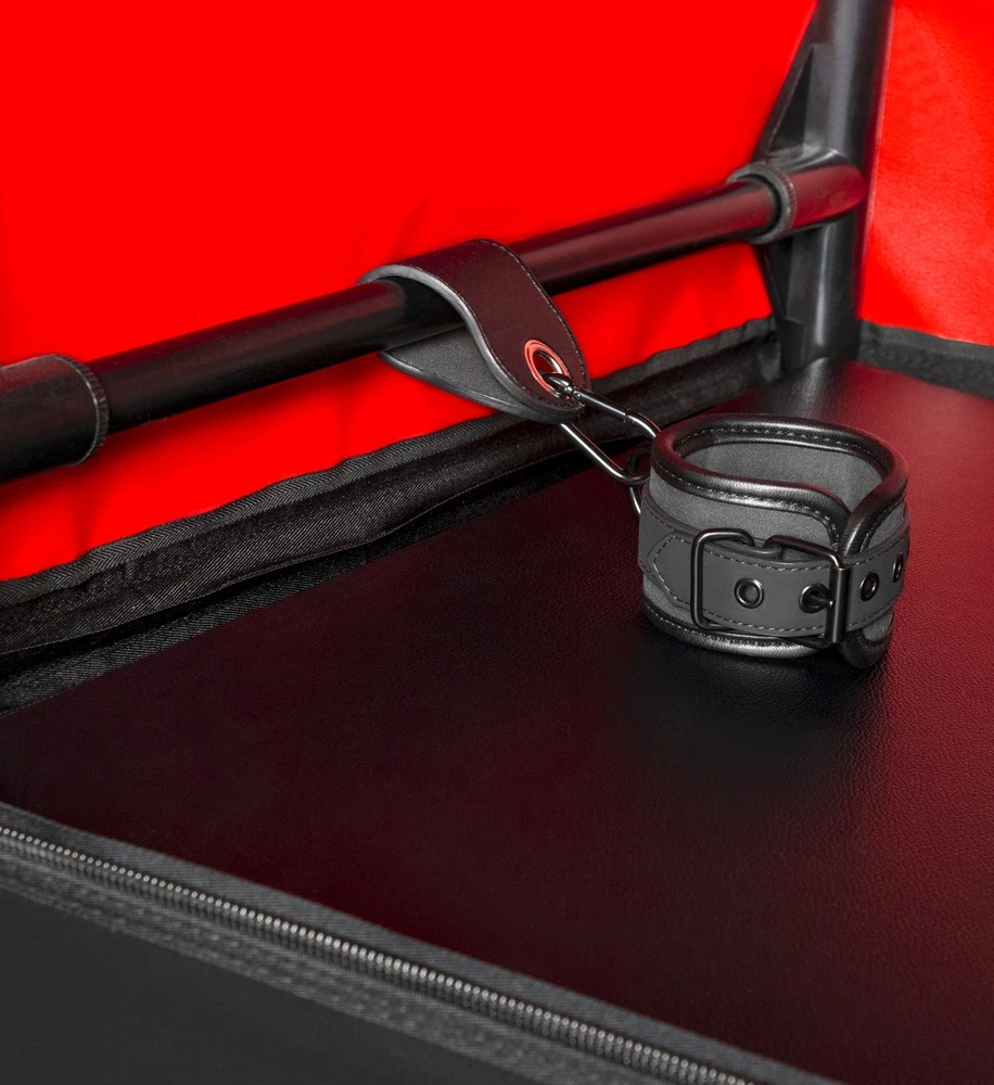 Bukkake Grenzenlose Lust: Geschlossene BDSM-Kabine mit Halsmanschette, Handfesseln & seitlichen Öffnungen – schnell aufgebaut