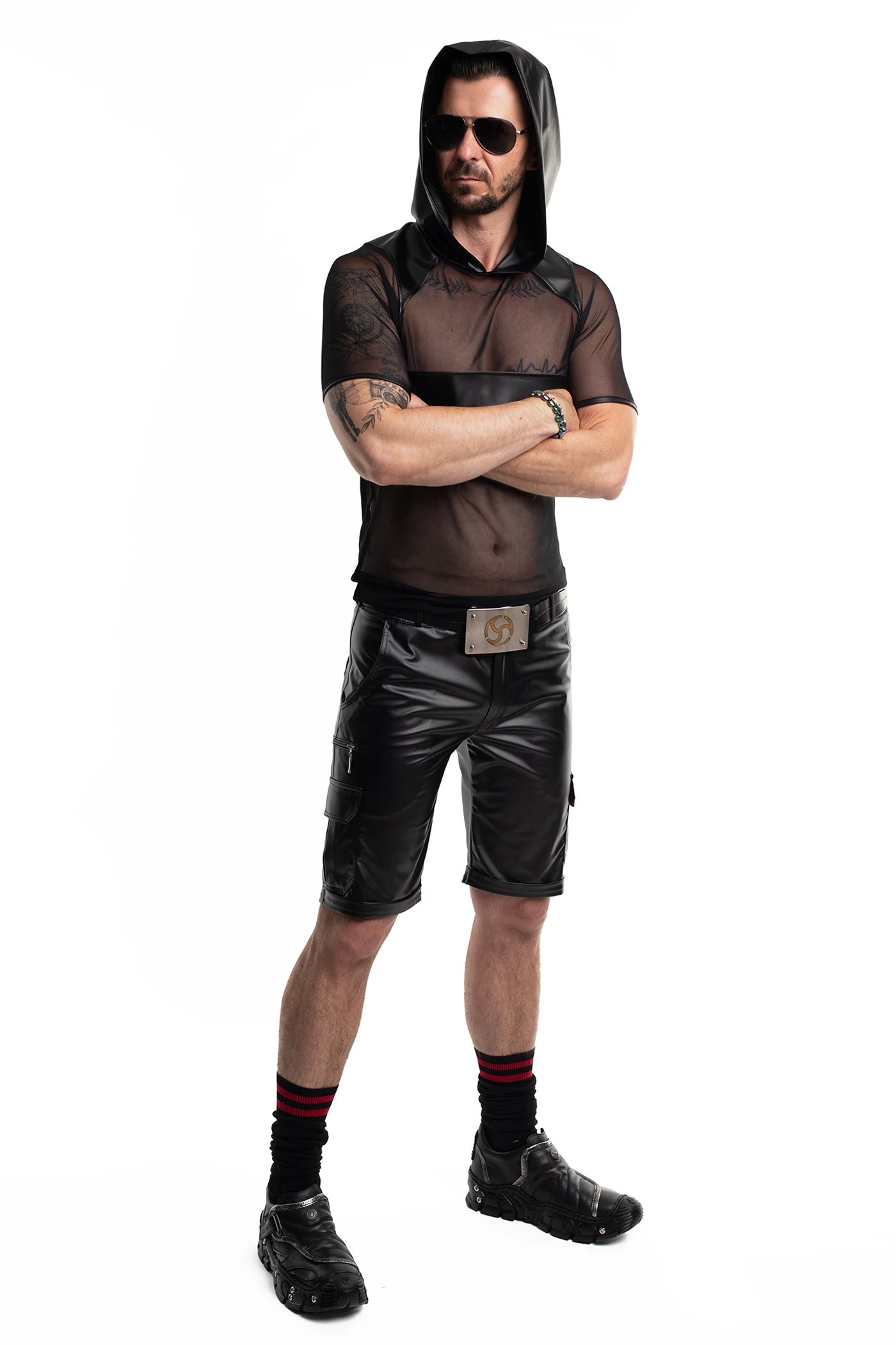 Herren Kapuzen T-Shirt RMIvo001 von Regnes Fetish Planet aus schwarzem Mesh mit matten Wet-Look-Einsätzen, dehnbarem Material und markanter Slim-Fit Passform für einen provokanten, maskulinen Style