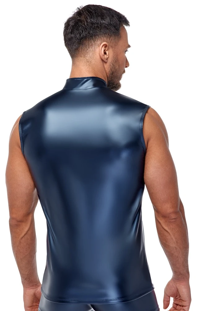 Blaues Shirt von NEK im trendigen Metallic-Mattlook. Ärmellos, eng und körperbetont geschnitten.Mit kleinem Stehkragen und silberfarbenem Reißverschluss vorne.