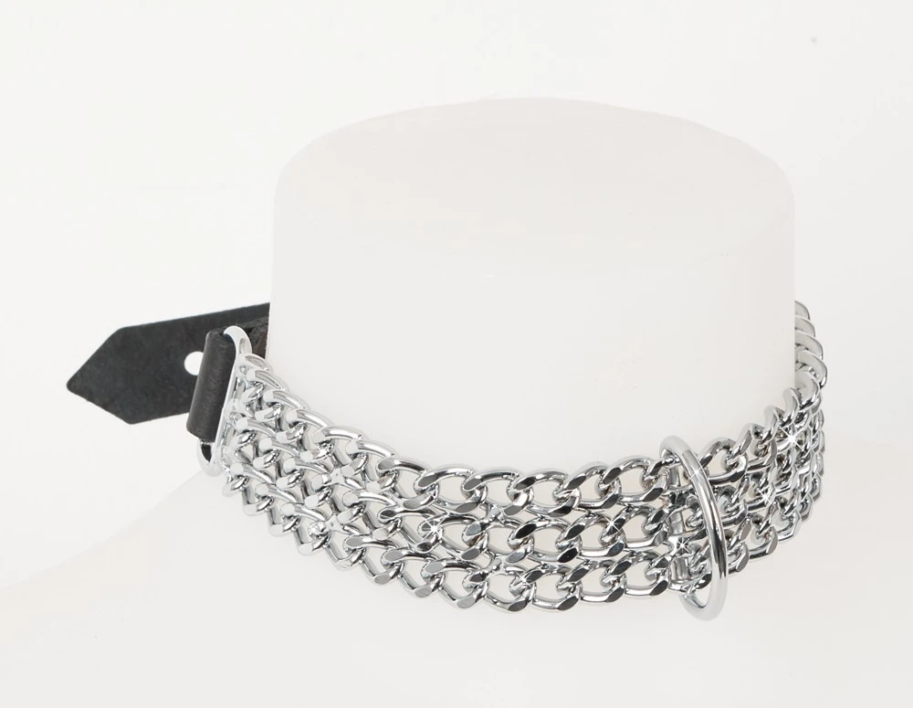 Schwarze Leder-Halsfessel von ZADO mit 3 Metall-Gliederketten, an denen vorne ein Ring befestigt ist.