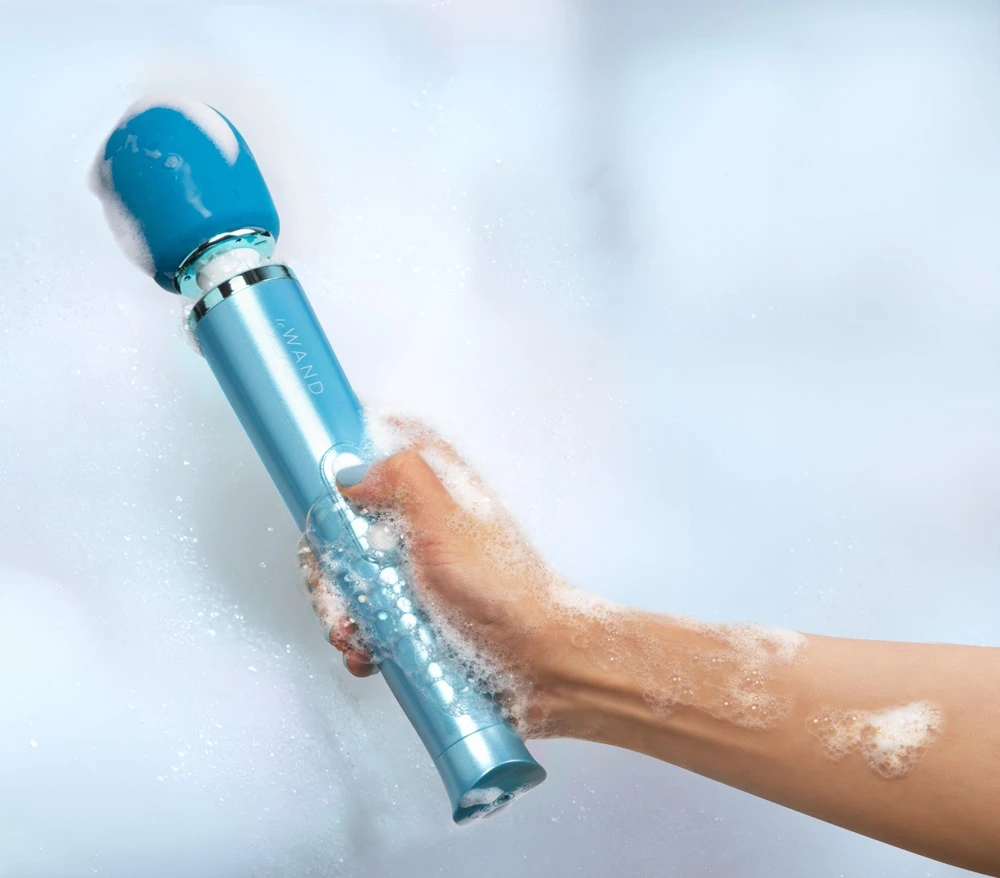 Le Wand Dive, Ozeanblauer Luxus-Massager Dive von le WAND –Wasserdicht, 20 Modi, Soft Touch-Kopf, ideal für Solo- und Paarmassagen