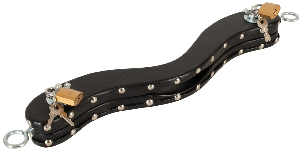 Le Humbler, Humbler Hodenpranger mit Lederbezug, 2 Schlössern, Schlüsseln und seitlichen Fesselringen für intensive BDSM Spiele – ZADO