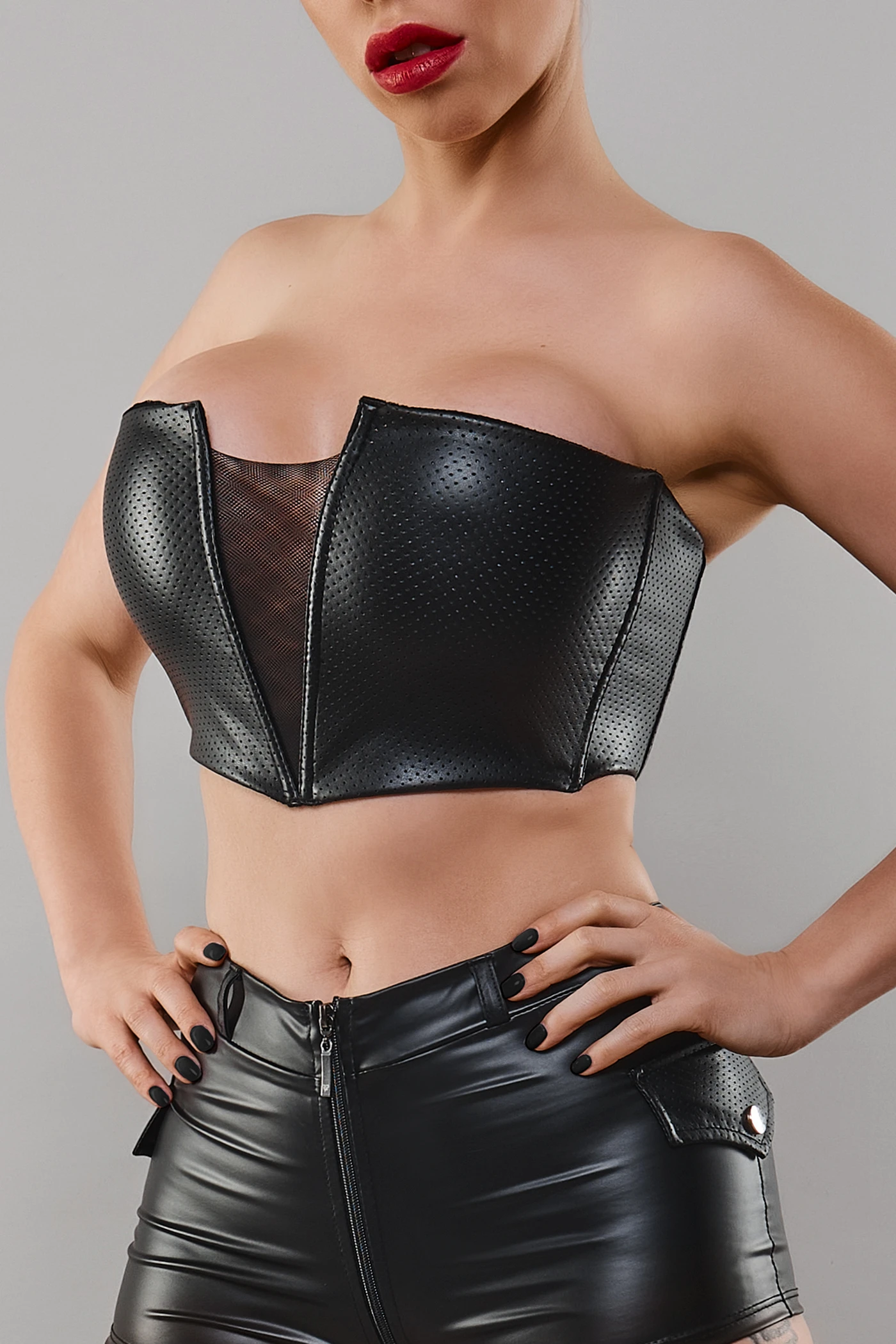 Einzigartiges Top aus perforiertem Kunstleder mit Netzdekolleté und verstellbarem Hakenverschluss.Schwarzes Damen-Top TDHilda001 von Demoniq