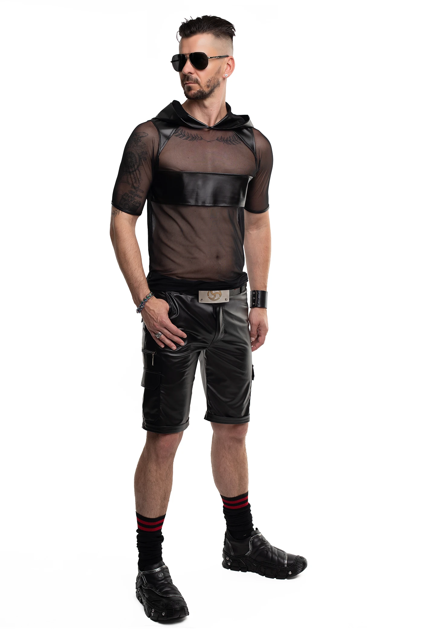 Herren Kapuzen T-Shirt RMIvo001 von Regnes Fetish Planet aus schwarzem Mesh mit matten Wet-Look-Einsätzen, dehnbarem Material und markanter Slim-Fit Passform für einen provokanten, maskulinen Style