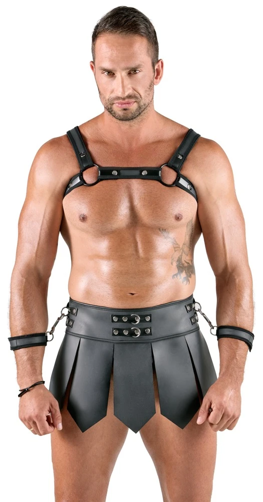 Gladiator-Rock & Harness im Set mit Handfesseln – markanter Matt-Look von Svenjoyment Bondage für echte Dominanz