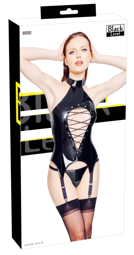 Set von Black Level bestehend aus Strapshemd und String im schwarzen Lackglanz. Strapshemd vorne mit großem Cut-out unter einer variablen Schnürung.