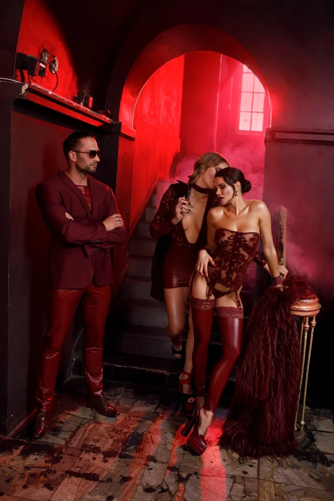 Overknees ohne Fuß in Burgunderrot mit mattem Powerwetlook, breitem Spitzenabschluss und rutschfestem Silikon von Noir