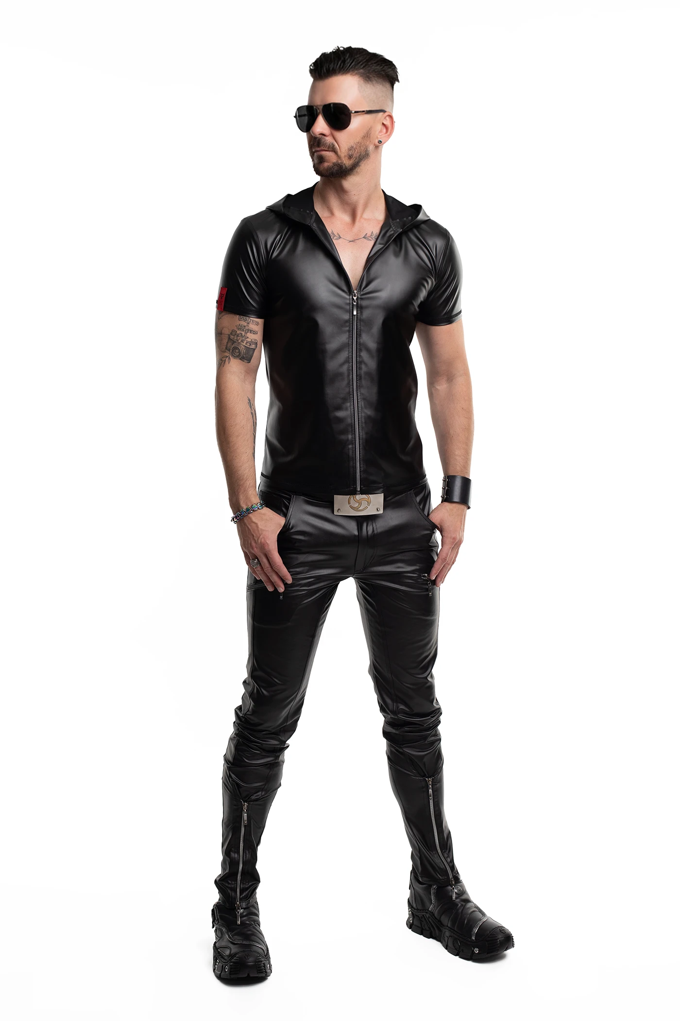 Herren Kapuzen T-Shirt RMEttore001 in mattem Kunstleder von Regnes Fetish Planet – körpernahe Slim-Fit Form mit markantem Front-Reißverschluss und RFP-Zipperdetails für einen provokanten, maskulinen Look