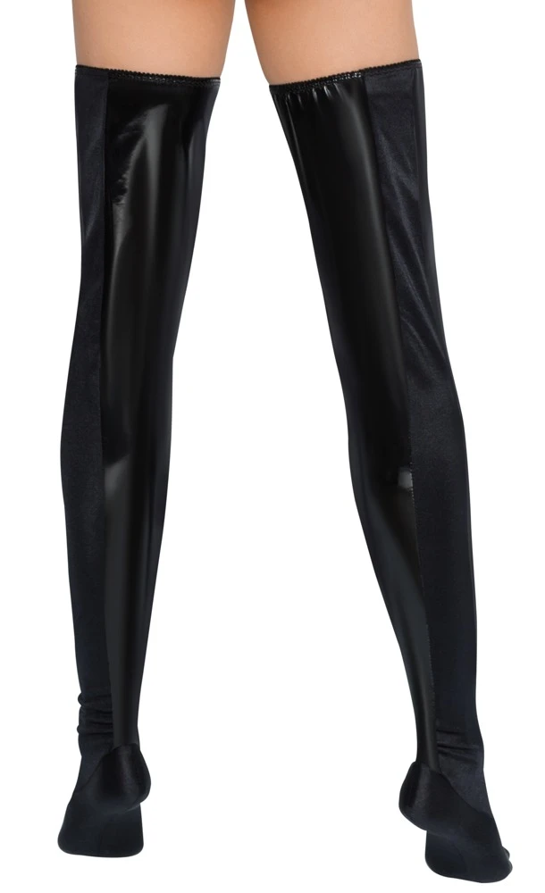 Bettstiefel von Black Level im schwarzen Lackglanz. Mit Stretch-Einsätzen an Fuß und Bein-Innenseiten sowie Gummizugbündchen für perfekten Sitz. Bettstiefel von Black Level im schwarzen Lackglanz. Mit Stretch-Einsätzen an Fuß und Bein-Innenseiten sowie Gummizugbündchen für perfekten Sitz.