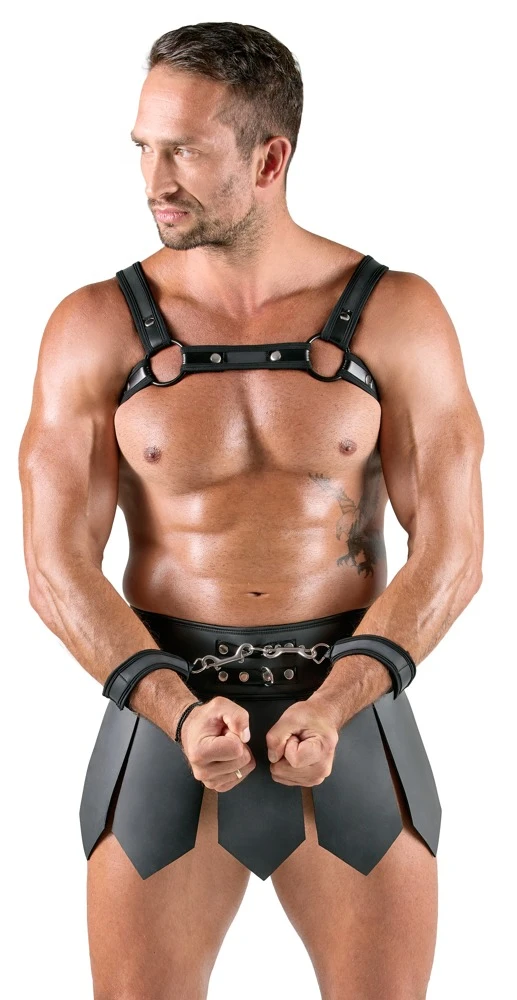 Gladiator-Rock & Harness im Set mit Handfesseln – markanter Matt-Look von Svenjoyment Bondage für echte Dominanz Gladiator-Rock & Harness im Set mit Handfesseln – markanter Matt-Look von Svenjoyment Bondage für echte Dominanz