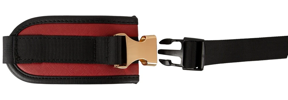 Bad Kitty Neck to Wrist Bondag, Sexy Bondage Set Halsfessel Handfesseln Augenmaske rot schwarz Lederlook gold Details verstellbar abnehmbar kinky Set