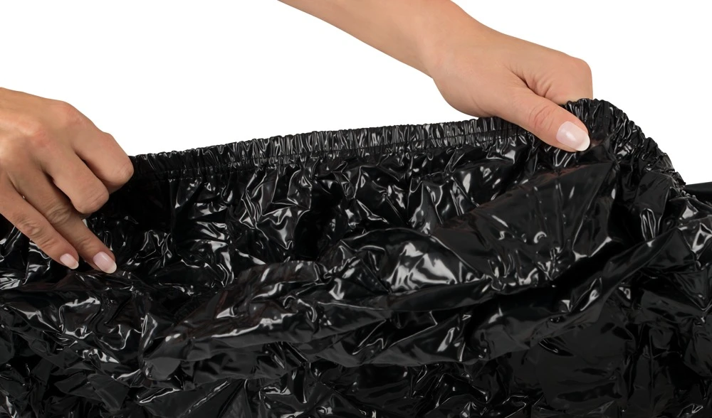 Dieses schwarze Lack-Spannbettlaken verwandelt das Bett in eine schön glänzende schwarze Lust-Wiese, die sich besonders gut reinigen lässt.