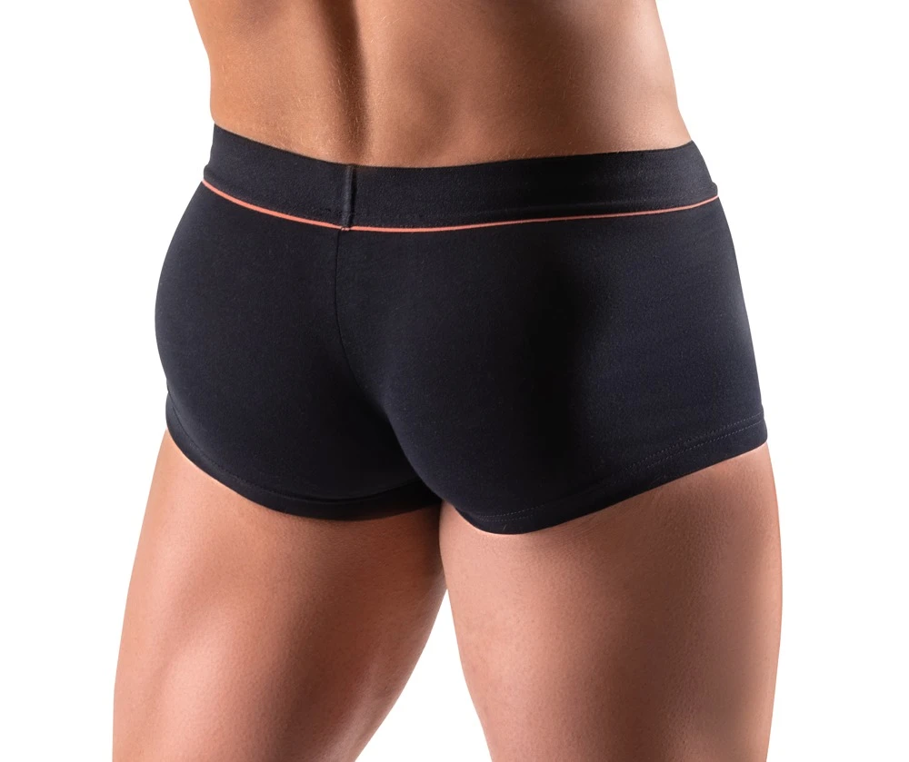 Schwarze, eng geschnittene Pants von Svenjoyment mit rasantem roten Streifen unter dem weichen Webgummibund.