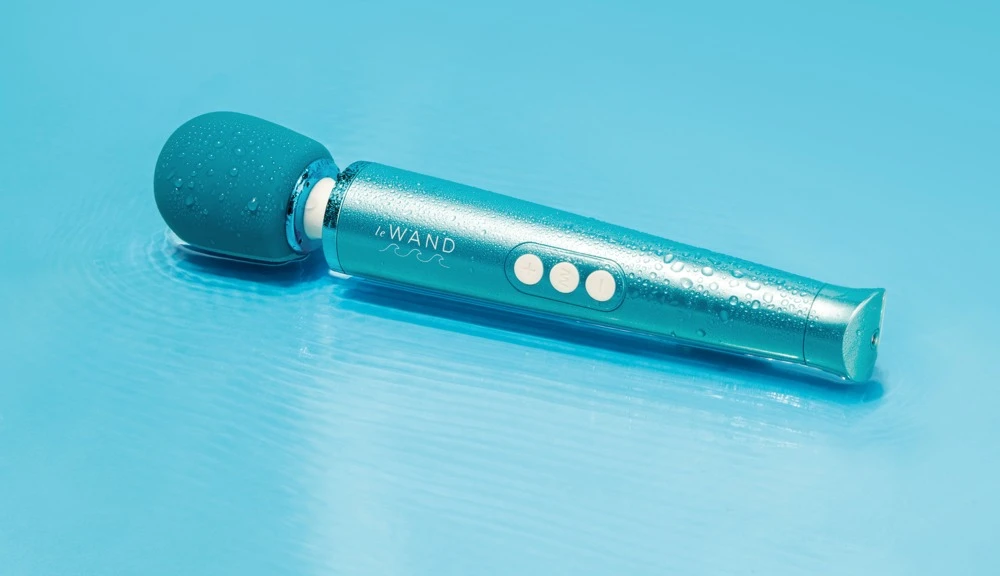 Le Wand Dive, Ozeanblauer Luxus-Massager Dive von le WAND –Wasserdicht, 20 Modi, Soft Touch-Kopf, ideal für Solo- und Paarmassagen