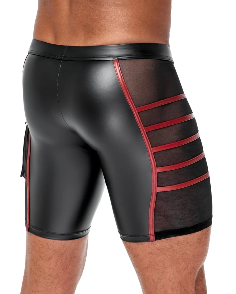Eng geschnittene Shorts von NEK im schwarzen Mattlook mit roten betonenden Kontrast-Streifen. Eng geschnittene Shorts von NEK im schwarzen Mattlook mit roten betonenden Kontrast-Streifen.