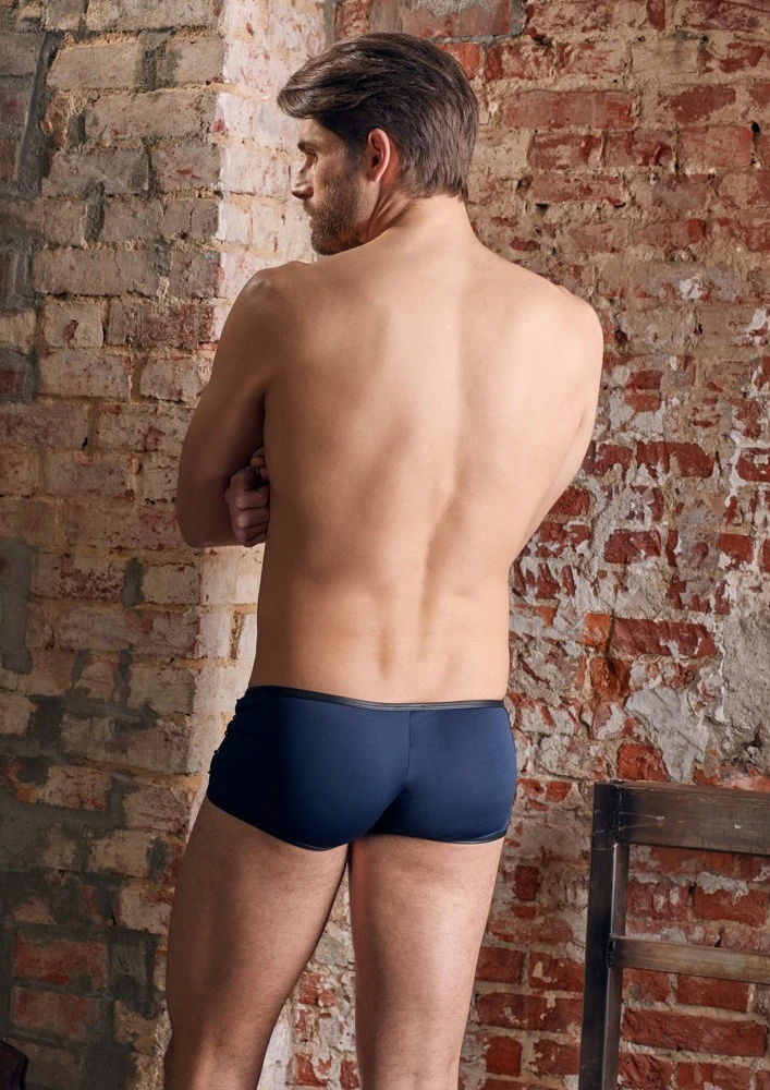 Edle Mikrofaser-Pants von NEK mit abgesetzten Kanten im Mattlook und abknöpfbarem Beutel.