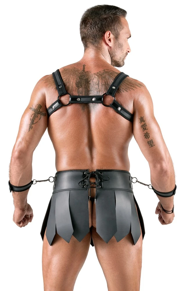 Gladiator-Rock & Harness im Set mit Handfesseln – markanter Matt-Look von Svenjoyment Bondage für echte Dominanz Gladiator-Rock & Harness im Set mit Handfesseln – markanter Matt-Look von Svenjoyment Bondage für echte Dominanz