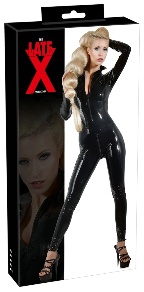 Leicht taillierter Ganzkörper-Anzug mit Stehkragen aus Latex in glänzenden schwarz.