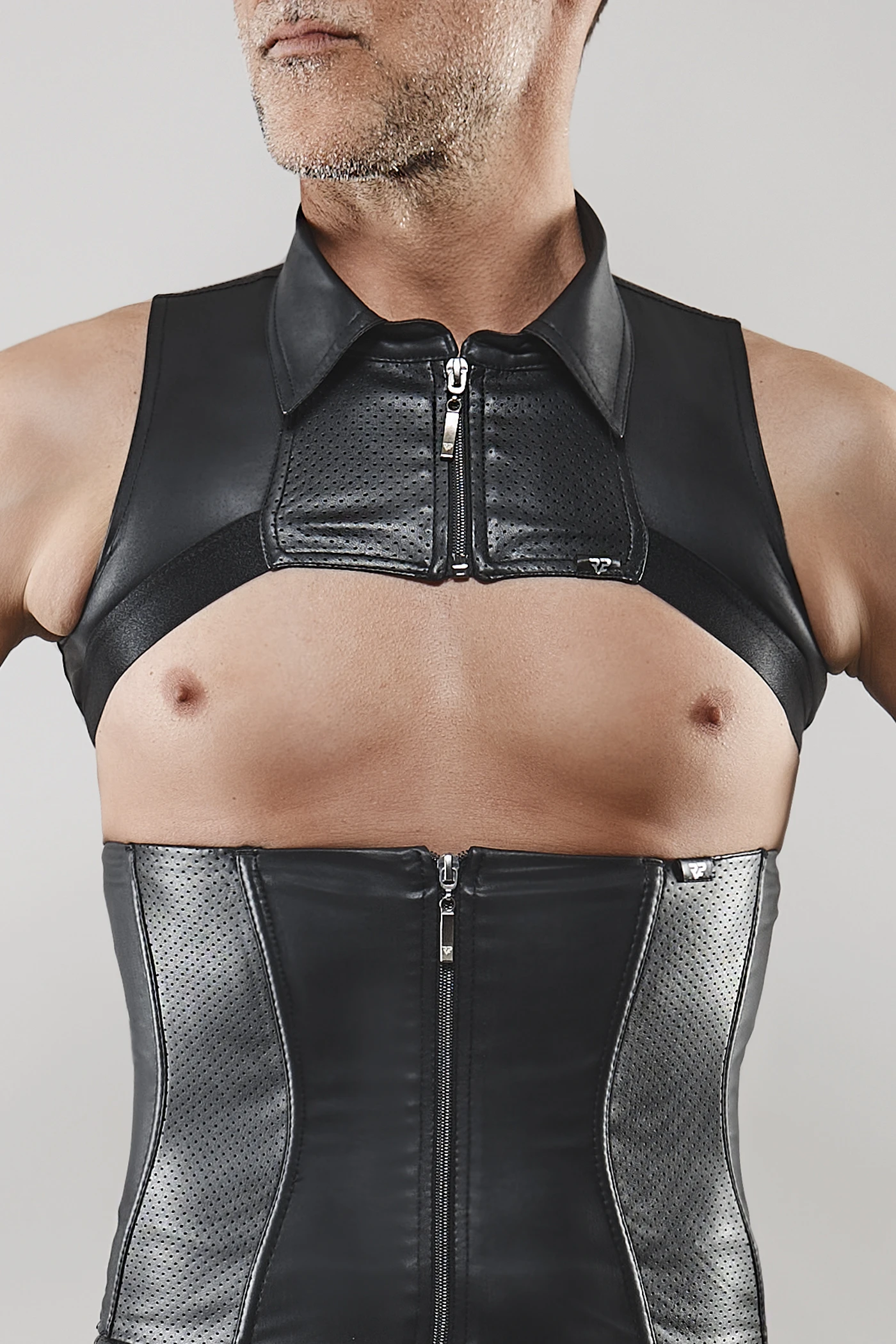 Extrakurzes Kinky Shirt BOAlvaro001 aus schwarzem, elastischem, seidenmattem Material von Regnes Fetish Planet