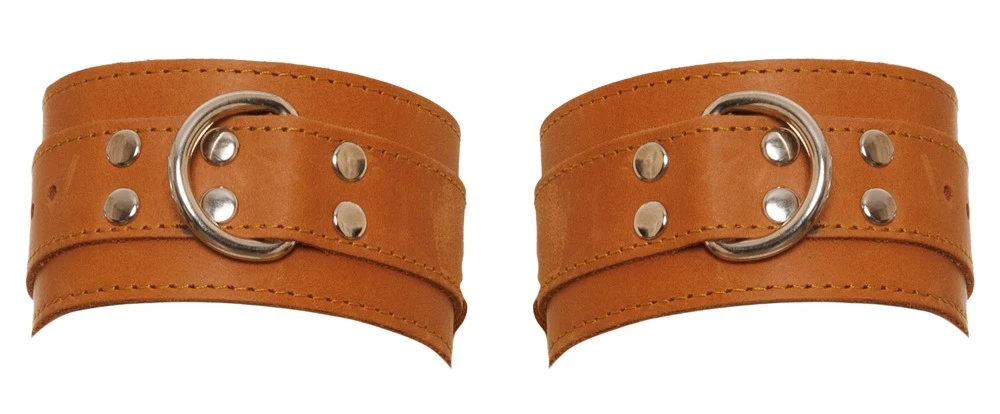 Stabile, hochwertige Handfesseln von ZADO aus glattem Leder in typischer Naturoptik mit silberfarbenen Metalldetails und D-Ringen.