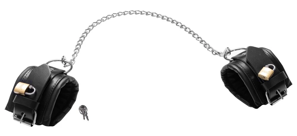 ZADO Fußfesseln aus robustem Leder mit weicher Polsterung, schrittlanger Kette und Schlössern für intensive Bondage-Sessions