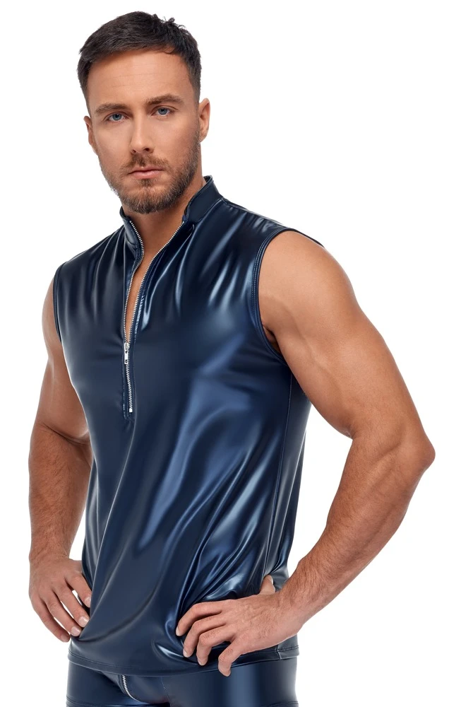 Blaues Shirt von NEK im trendigen Metallic-Mattlook. Ärmellos, eng und körperbetont geschnitten.Mit kleinem Stehkragen und silberfarbenem Reißverschluss vorne.