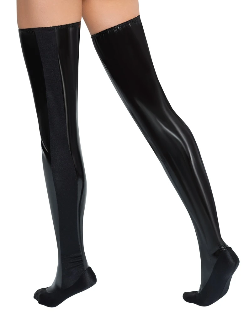 Bettstiefel von Black Level im schwarzen Lackglanz. Mit Stretch-Einsätzen an Fuß und Bein-Innenseiten sowie Gummizugbündchen für perfekten Sitz. Bettstiefel von Black Level im schwarzen Lackglanz. Mit Stretch-Einsätzen an Fuß und Bein-Innenseiten sowie Gummizugbündchen für perfekten Sitz.