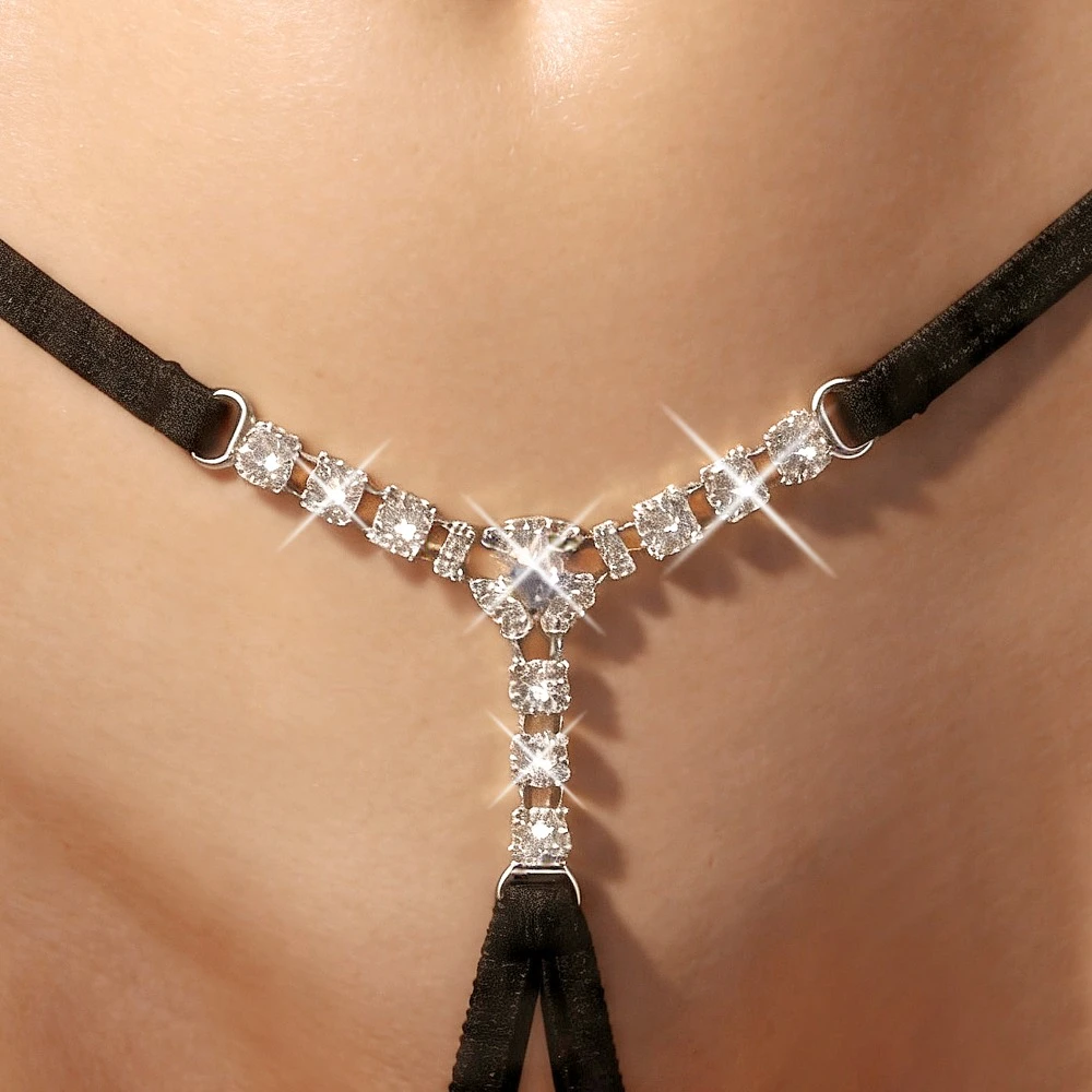Cottelli LINGERIE Schmuckstring Ouvert – erotischer Strass-String mit Y-Schmuckdetail, offenem Schritt & verstellbarem Bund