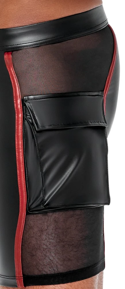 Eng geschnittene Shorts von NEK im schwarzen Mattlook mit roten betonenden Kontrast-Streifen. Eng geschnittene Shorts von NEK im schwarzen Mattlook mit roten betonenden Kontrast-Streifen.