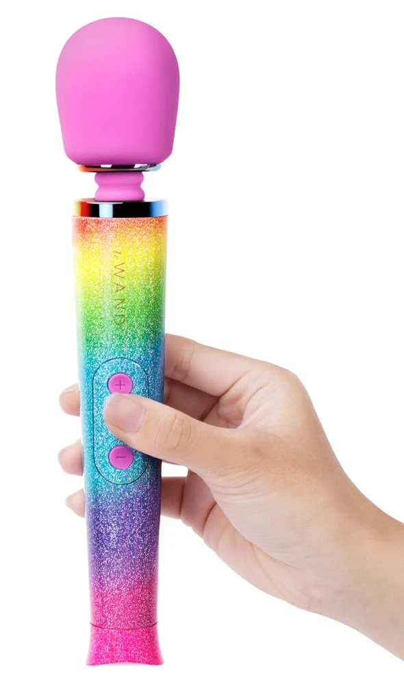 le Wand Petite All That Glimme, Petite Rechargeable Vibrating Massager All That Glimmers von le WAND als luxuriöser, wiederaufladbarer Massagestab im kompakten WAND-Design mit glitzernder Rainbow-Optik und vielseitigen Vibrationsstufen