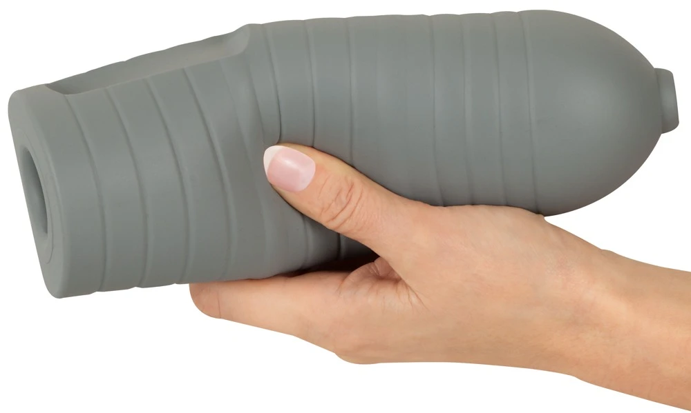 Suck-O-Mat 3 Perf. Sleeve L, Suck-O-Mat 3 Sleeve L aus seidig-softem Silikon mit Performance Ringen für intensivere Stimulation und optimalen Halt