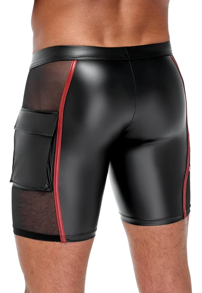 Eng geschnittene Shorts von NEK im schwarzen Mattlook mit roten betonenden Kontrast-Streifen. Eng geschnittene Shorts von NEK im schwarzen Mattlook mit roten betonenden Kontrast-Streifen.