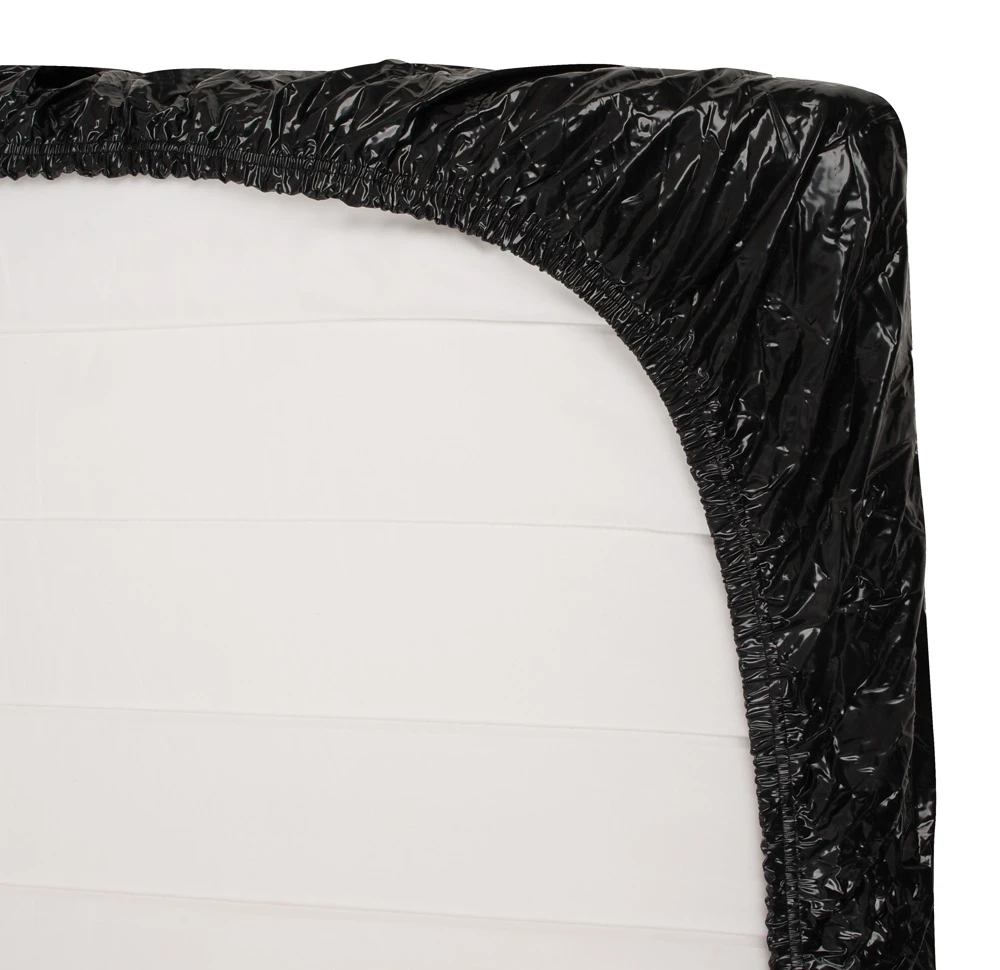 Dieses schwarze Lack-Spannbettlaken verwandelt das Bett in eine schön glänzende schwarze Lust-Wiese, die sich besonders gut reinigen lässt.