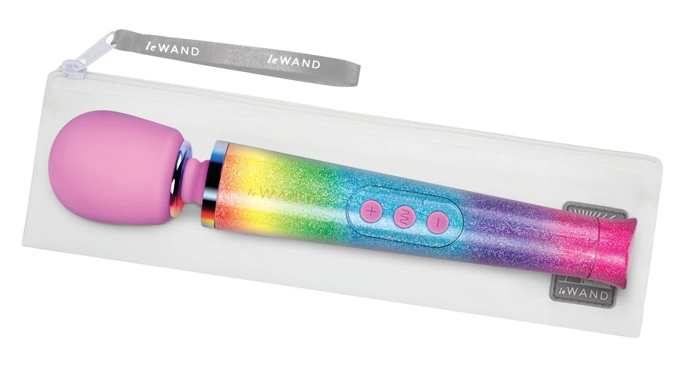 le Wand Petite All That Glimme, Petite Rechargeable Vibrating Massager All That Glimmers von le WAND als luxuriöser, wiederaufladbarer Massagestab im kompakten WAND-Design mit glitzernder Rainbow-Optik und vielseitigen Vibrationsstufen