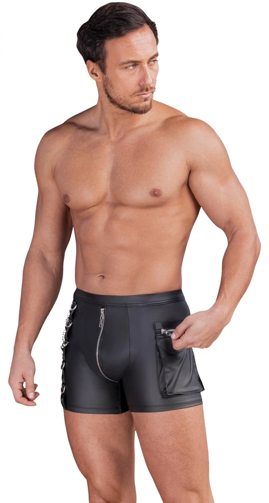 NEK Pants im schwarzen Mattlook mit Reißverschluss vorn, Ringen, Ketten und Cargotasche – eng, sexy und auffällig maskulin