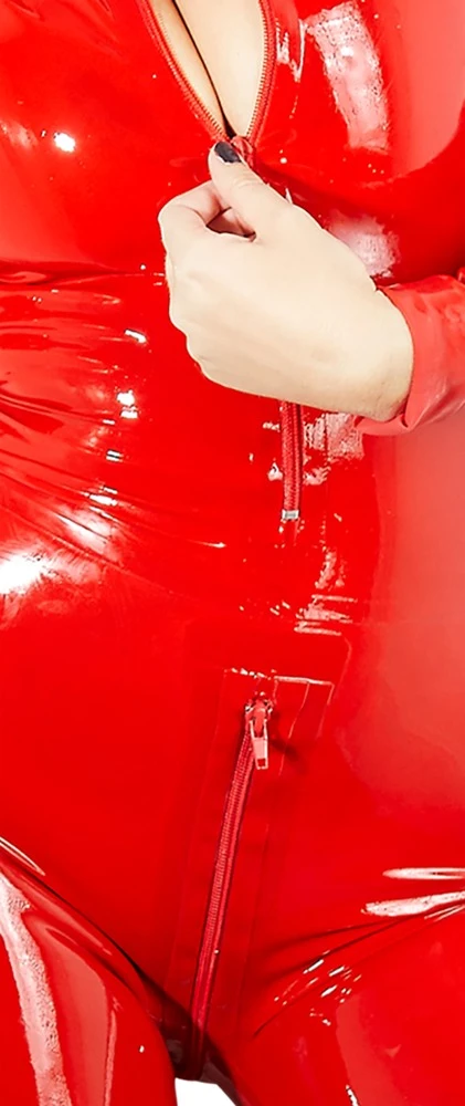 Dieser leicht taillierte Catsuit mit Stehkragen, langem Arm und langem Bein hüllt von Kopf bis Fuß in rotes Latex ein.