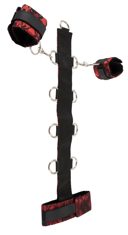 Halsfessel mit beringtem Steg und Handfessel-Set mit Karabinerhaken. Aus sinnlich rotem Satin und schwarzer Spitze.