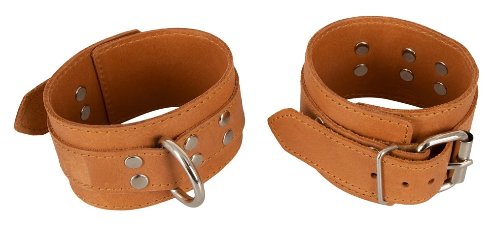 Stabile, hochwertige Handfesseln von ZADO aus glattem Leder in typischer Naturoptik mit silberfarbenen Metalldetails und D-Ringen.